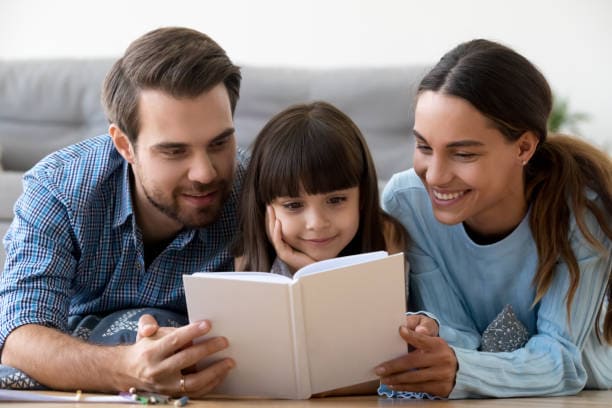 Γονείς που διαβάζουν το παιδί τους